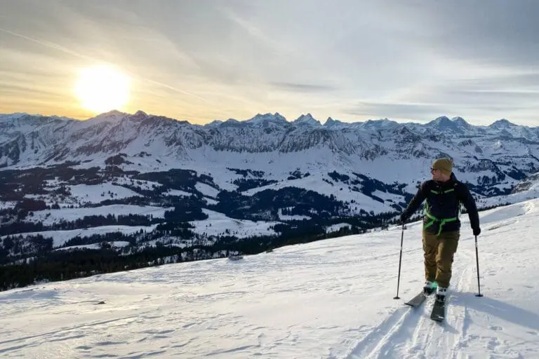 toerskien bij ondergaande zon