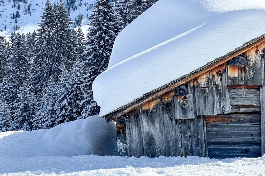 Verse sneeuw op een hut