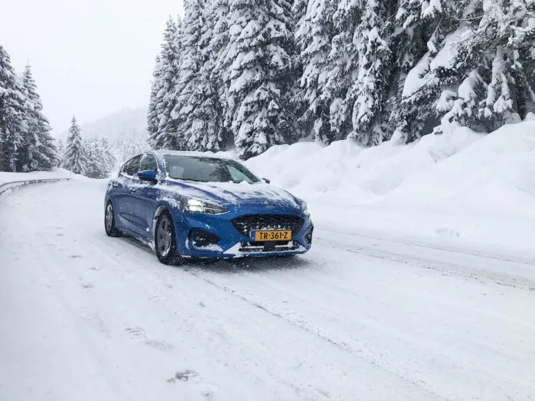 Met winterbanden onder de auto rijden in de sneeuw