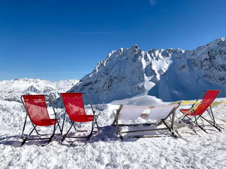 Ligstoeltjes op een rijtje in een skigebied in de zon