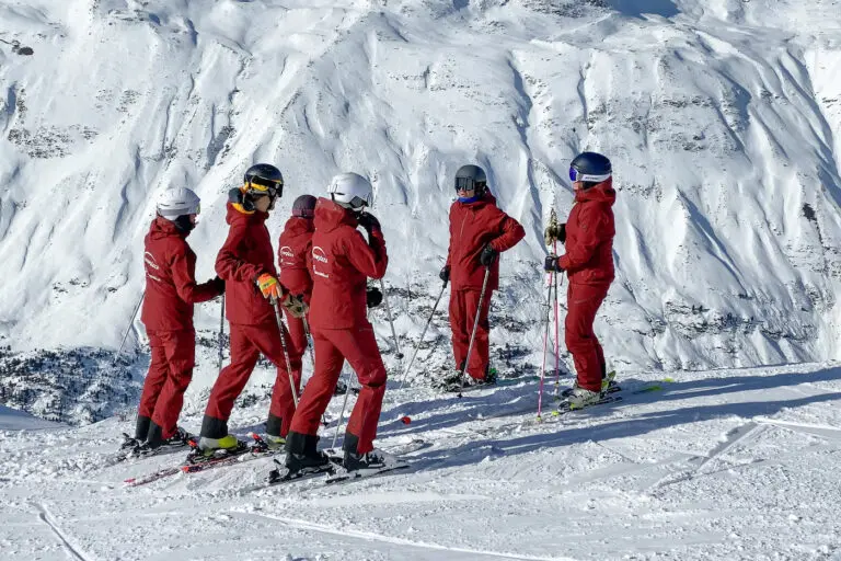 Groep op wintersport met dezelfde skipakken