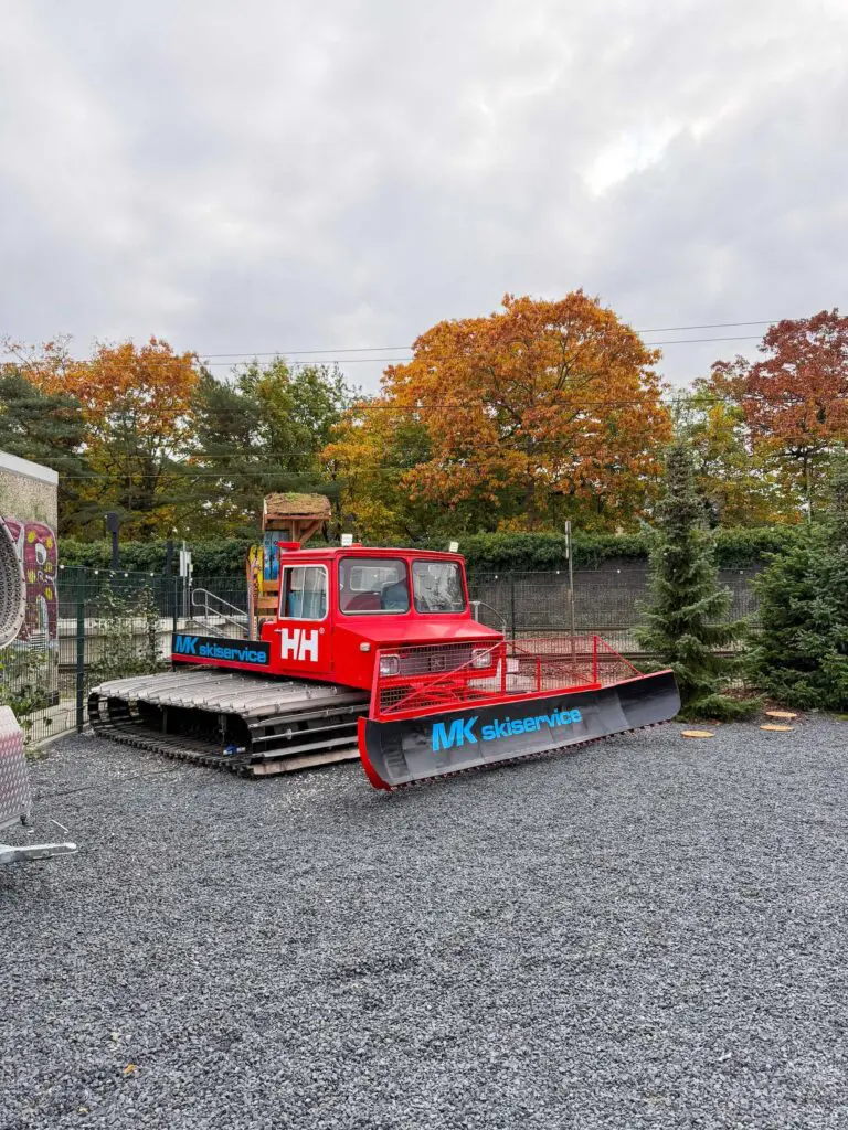 Pistenbully en skiliften gespot langs Nederlands spoor