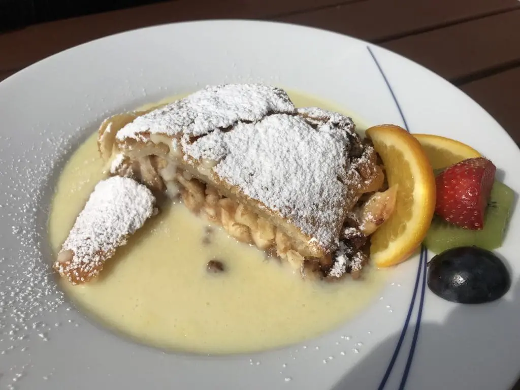 Apfelstrudel met vanillesaus