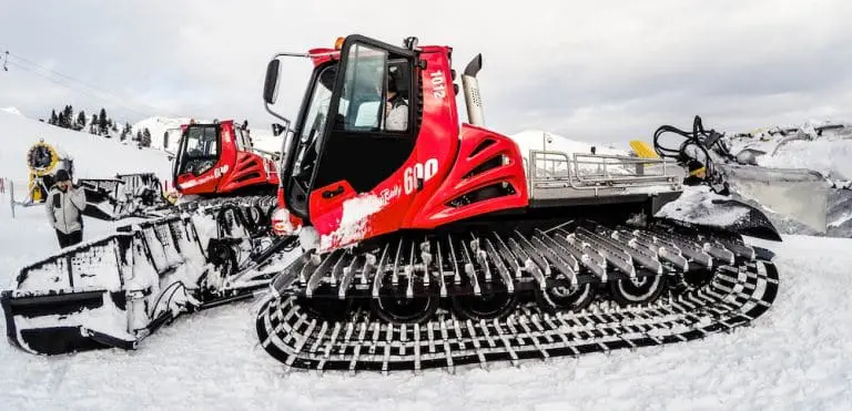 Rode pistenbully in de sneeuw | pistenbullybestuurder