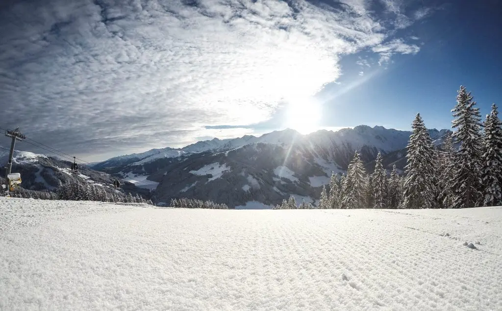 piste sneeuw blauwe lucht