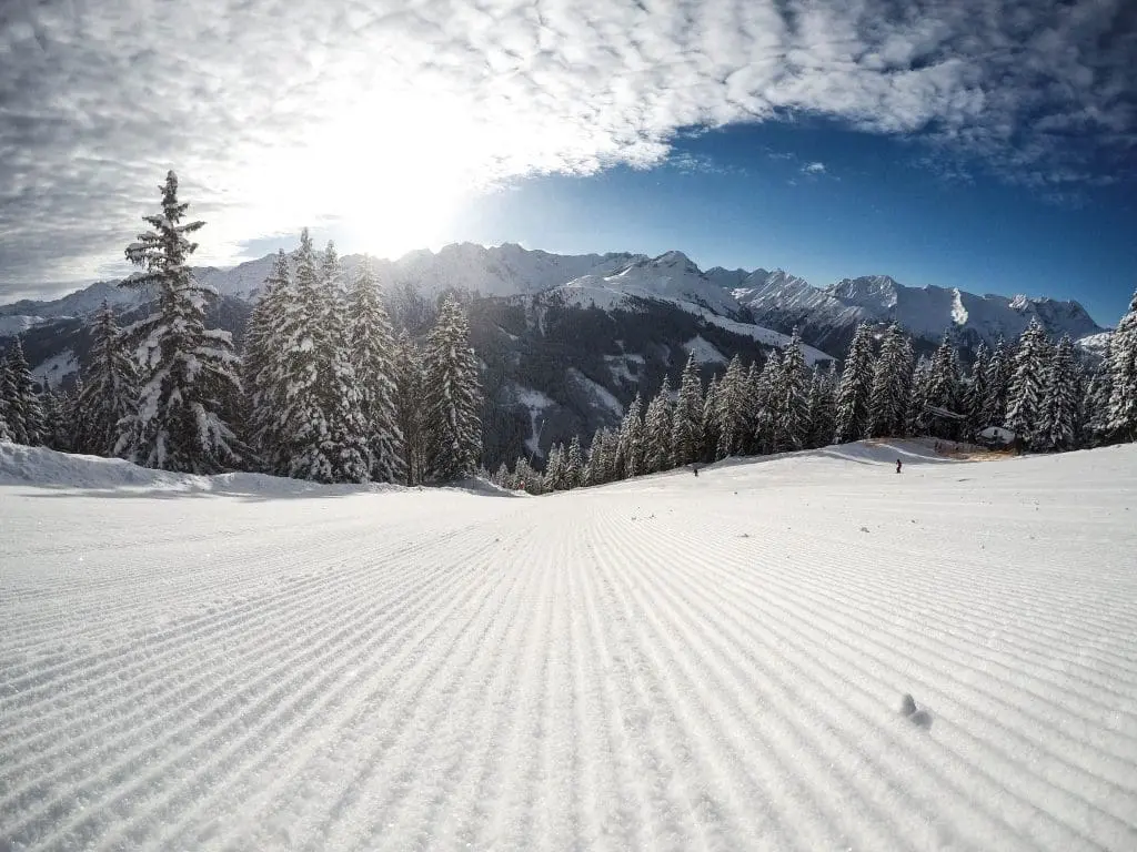 piste sneeuw blauwe lucht