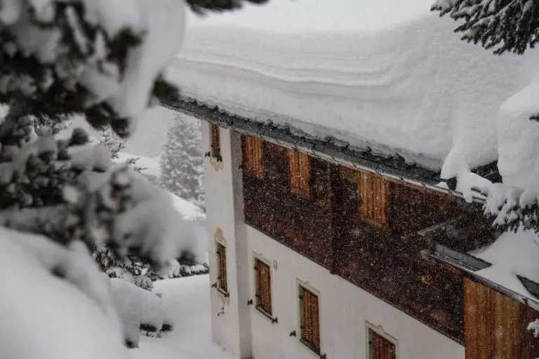Sneeuw op huis