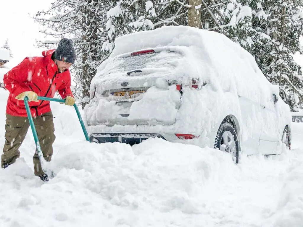 Auto sneeuwvrij maken