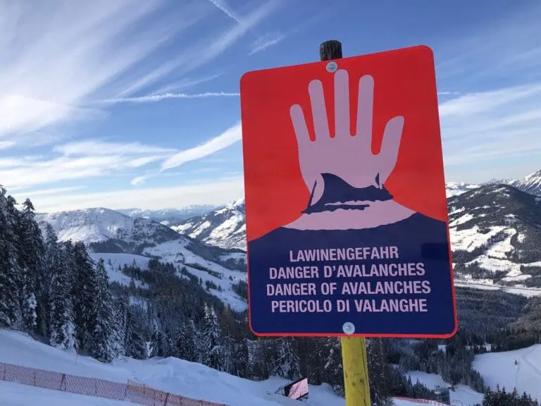 Bord met waarschuwing lawine