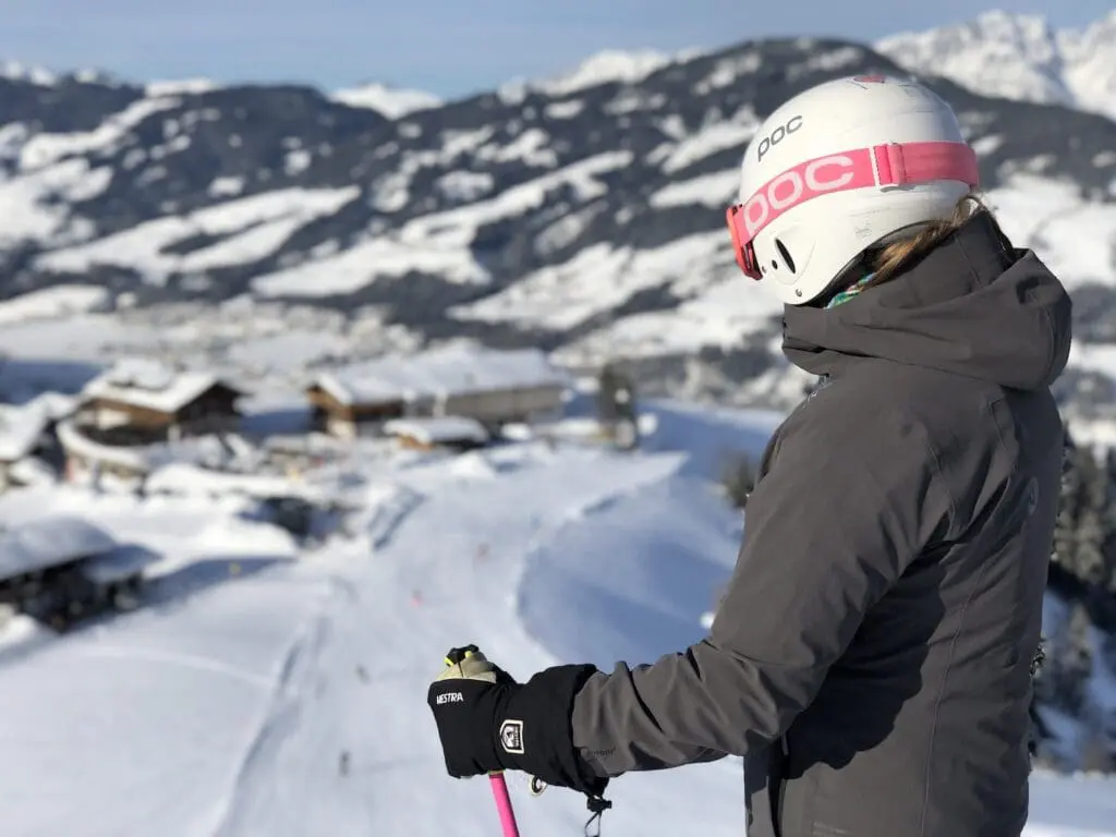 Met skihelm op de piste