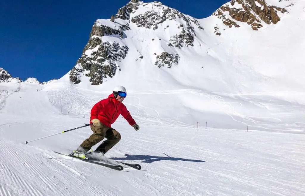 Skiën op wintersport op de piste