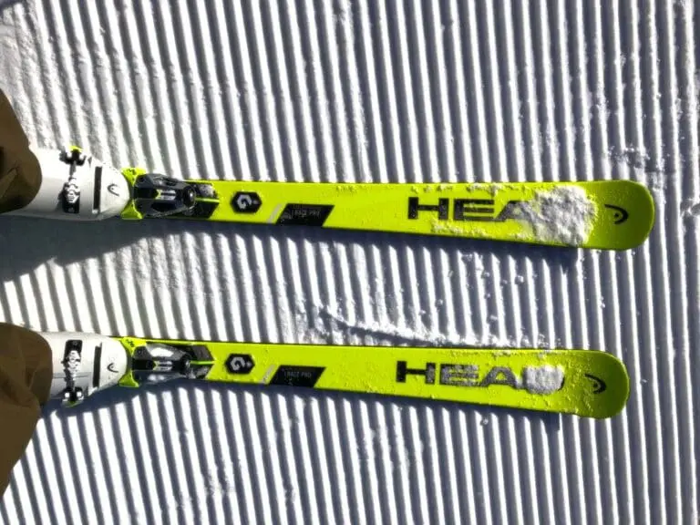 Ski's op een vers geprepareerde piste