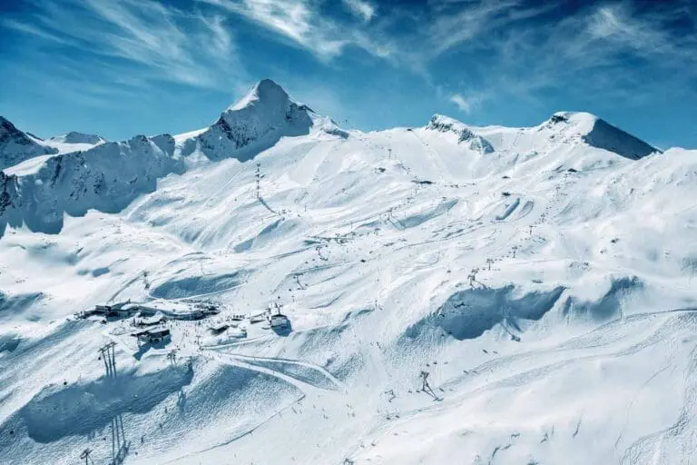 Skigebied op de Kitzsteinhorn gletsjer in Oostenrijk