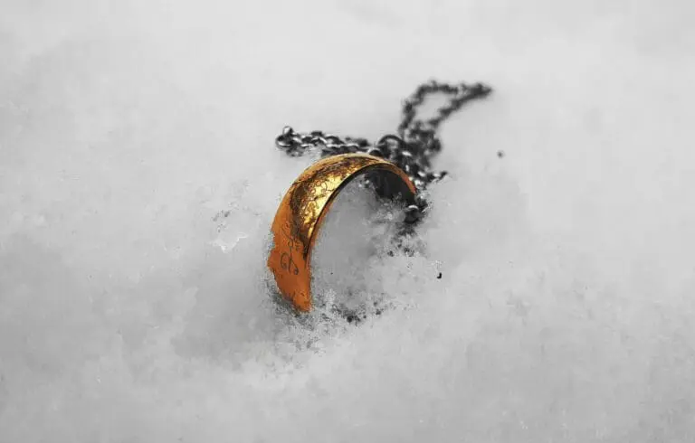 Trouwring in de sneeuw