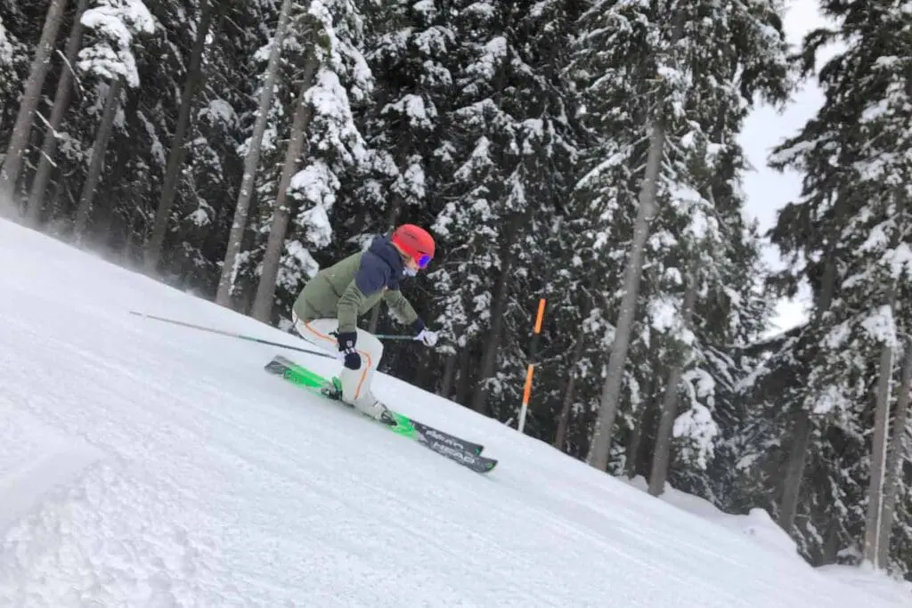 Skiën op de piste op een allmountain ski skitest 2022/2023