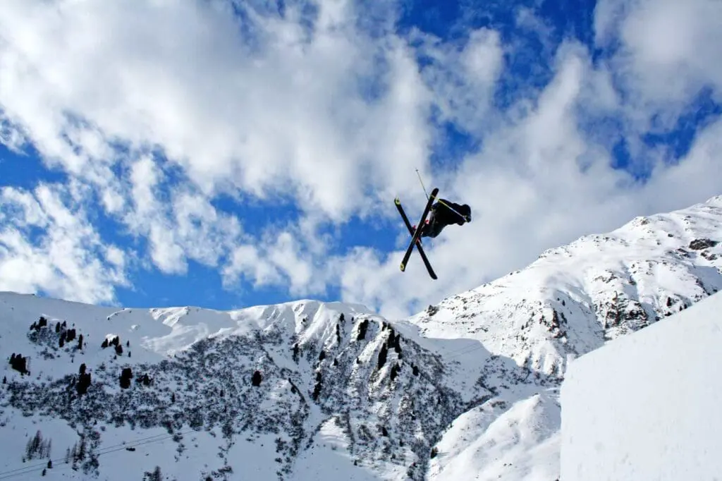 Freestyle skiën op wintersport met freestyle ski