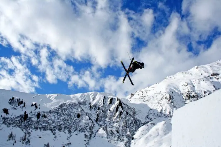 Freestyle skiën op wintersport met freestyle ski