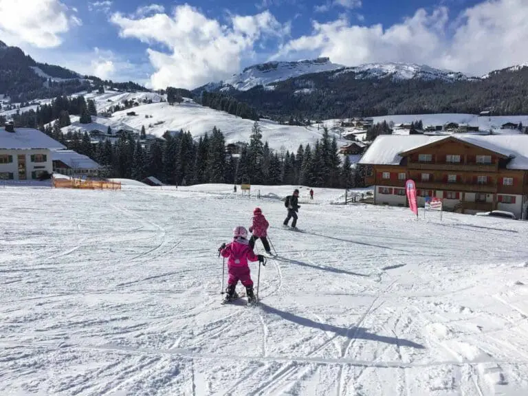 Kleine kinderen op de piste