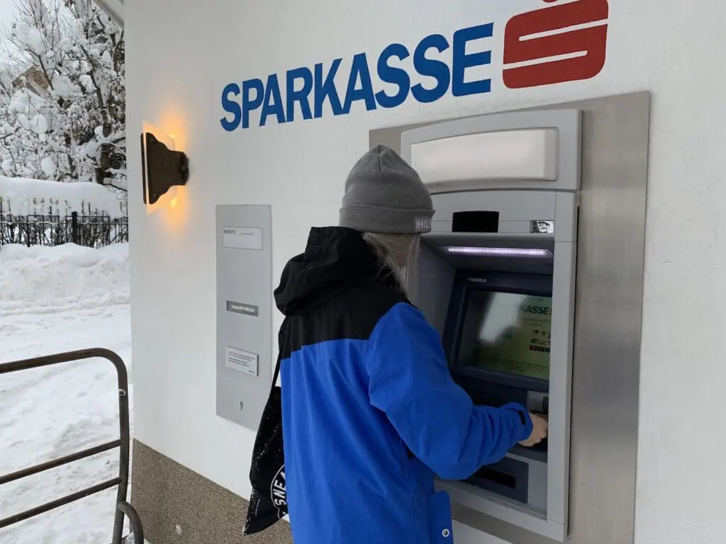 Pinnen in Oostenrijk bij een pinautomaat