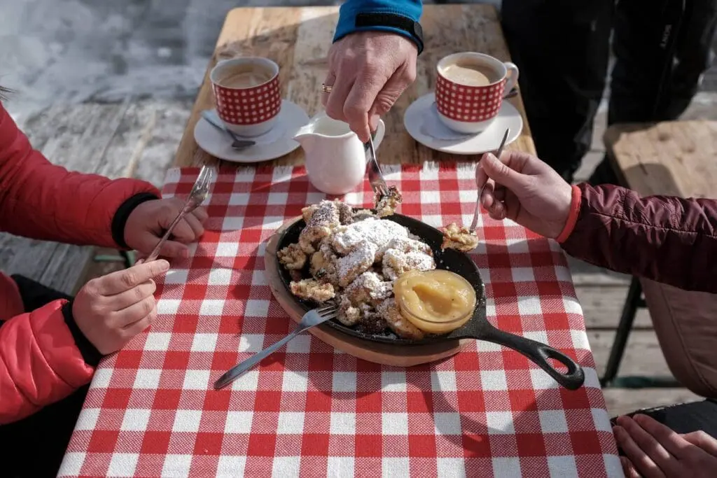 Kaiserschmarrn eten bij een berghut