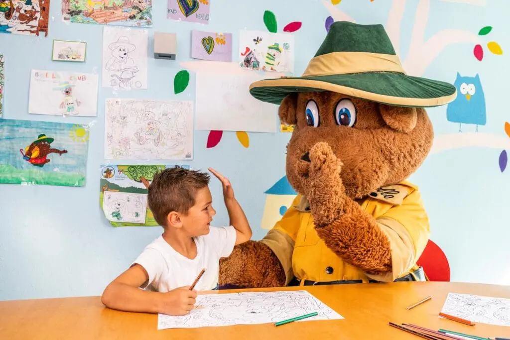Kind met mascotte landal