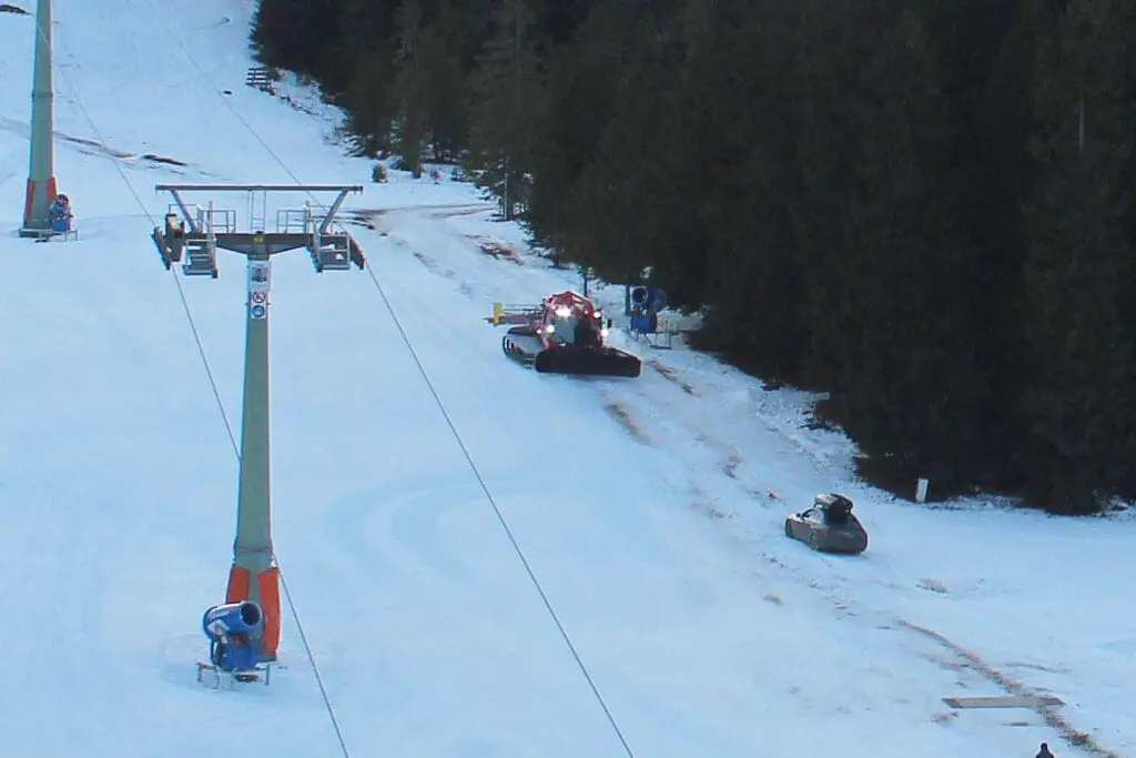 Auto op piste gered door pistenbully