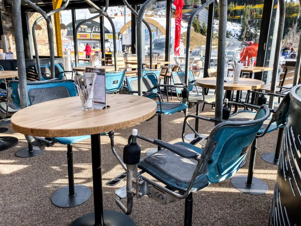 oude stoeltjes van stoeltjeslift in restaurant