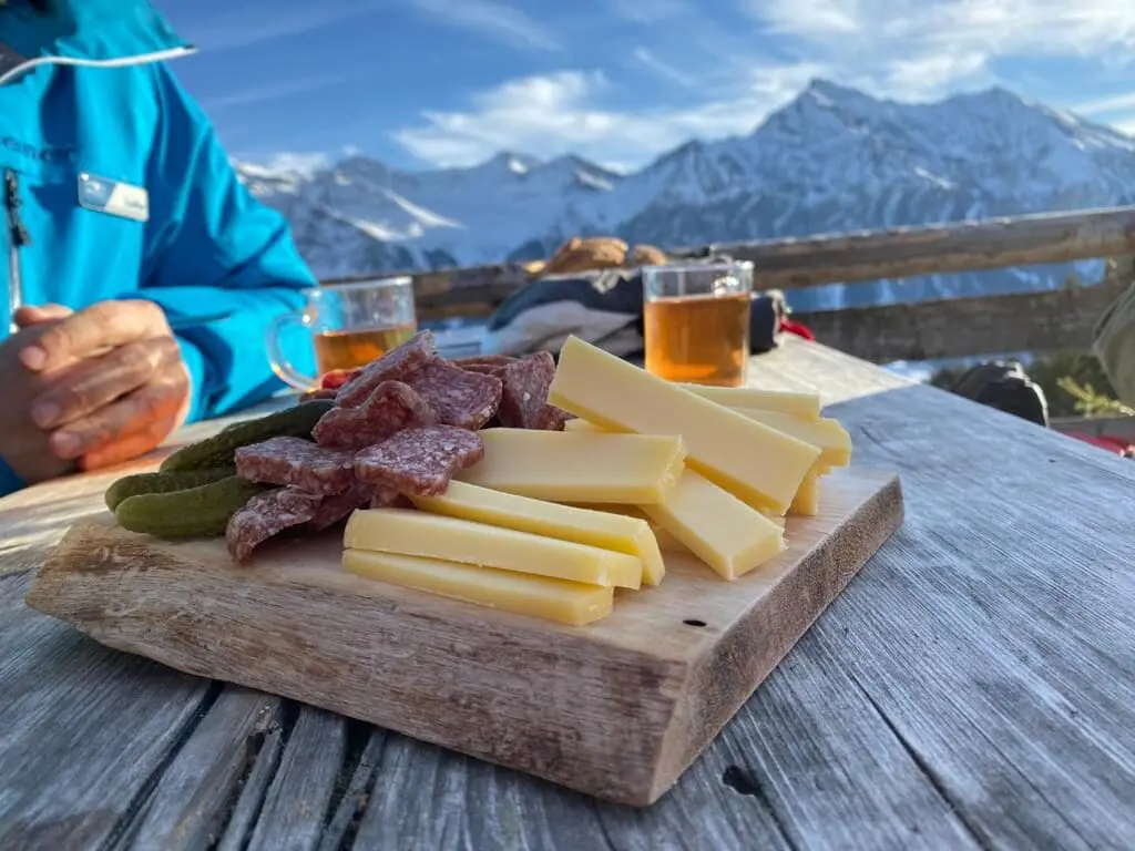 Kaas en worst in berghut