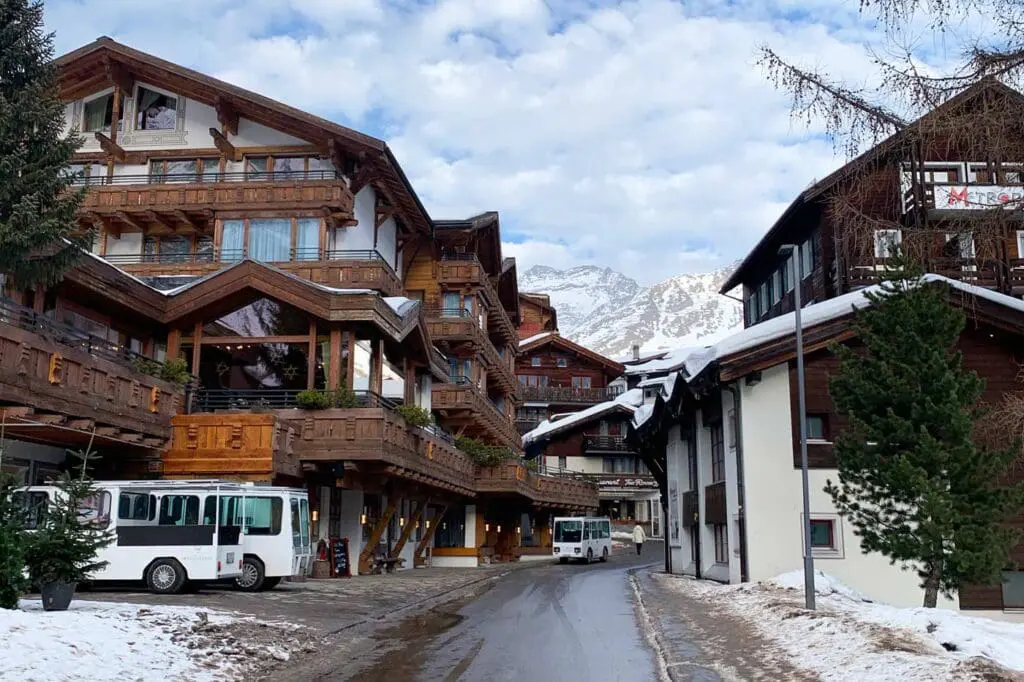 Huizen dorpsstraat Saas Fee