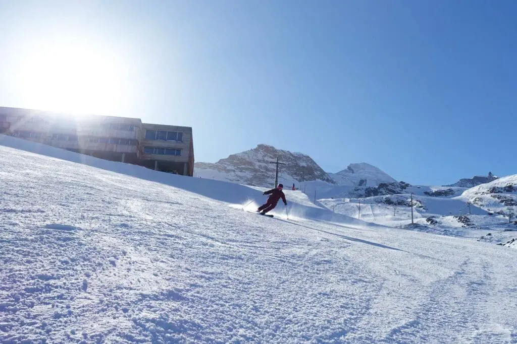 Skiën op de piste in Saas Fee