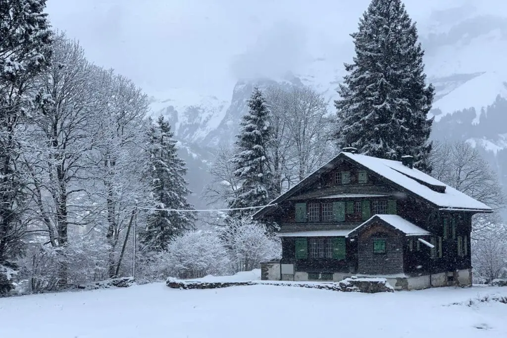 Huisje met verse sneeuw in Engelberg