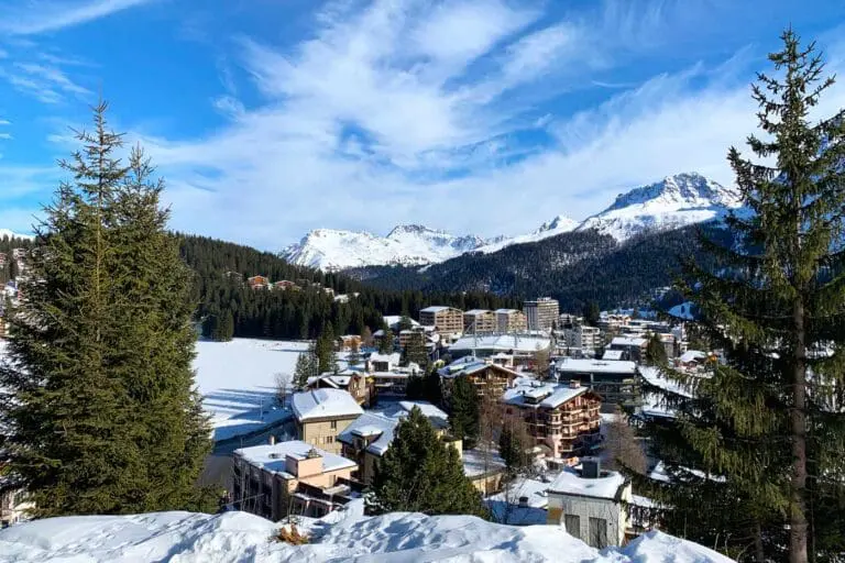 Uitzicht op Arosa wintersport voorjaarsvakantie 2021