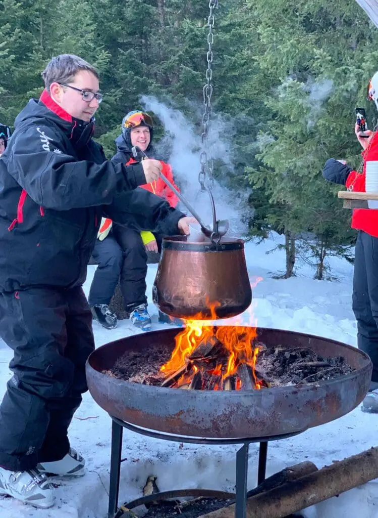 Jagertee in ketel bij kampvuur