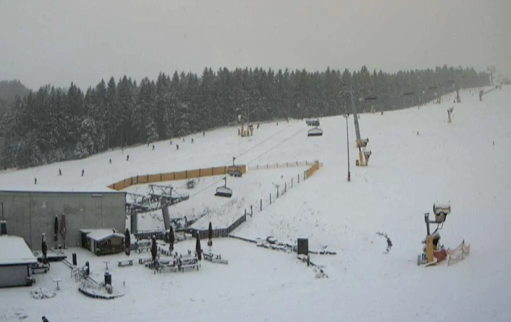 Lift en piste in winterberg