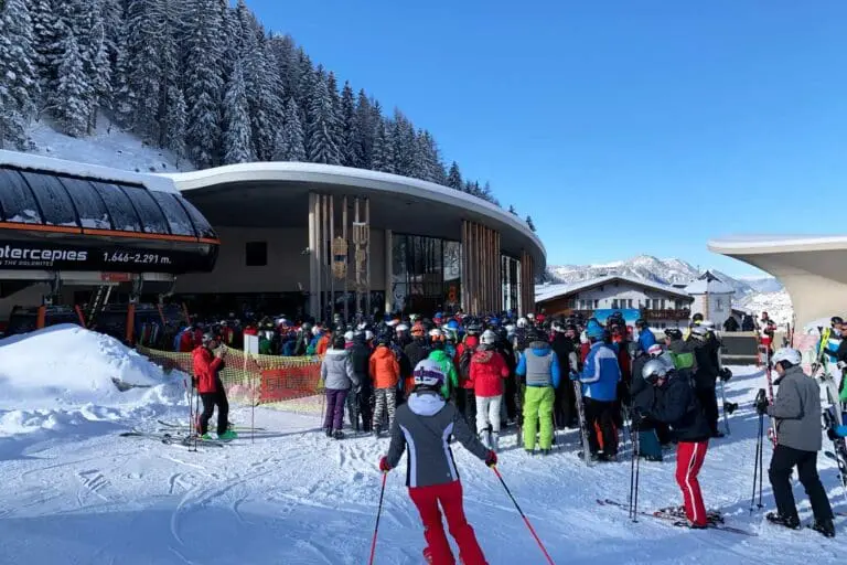 Drukke vakantieweken wintersport rij voor skilift