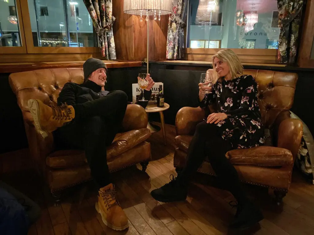 Wintersport Arosa Lenzerheide borrelen in een bar