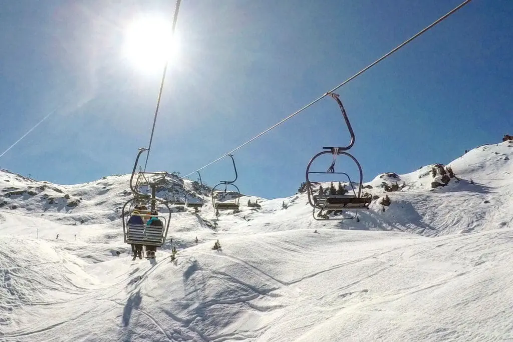 2-persoons stoeltjeslift in skigebied