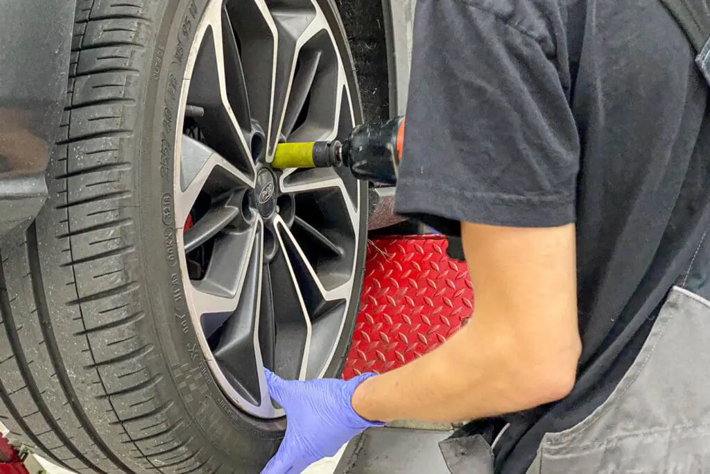 Auto lente- en zomerklaar maken: Winterbanden wisselen voor zomerbanden en andersom 