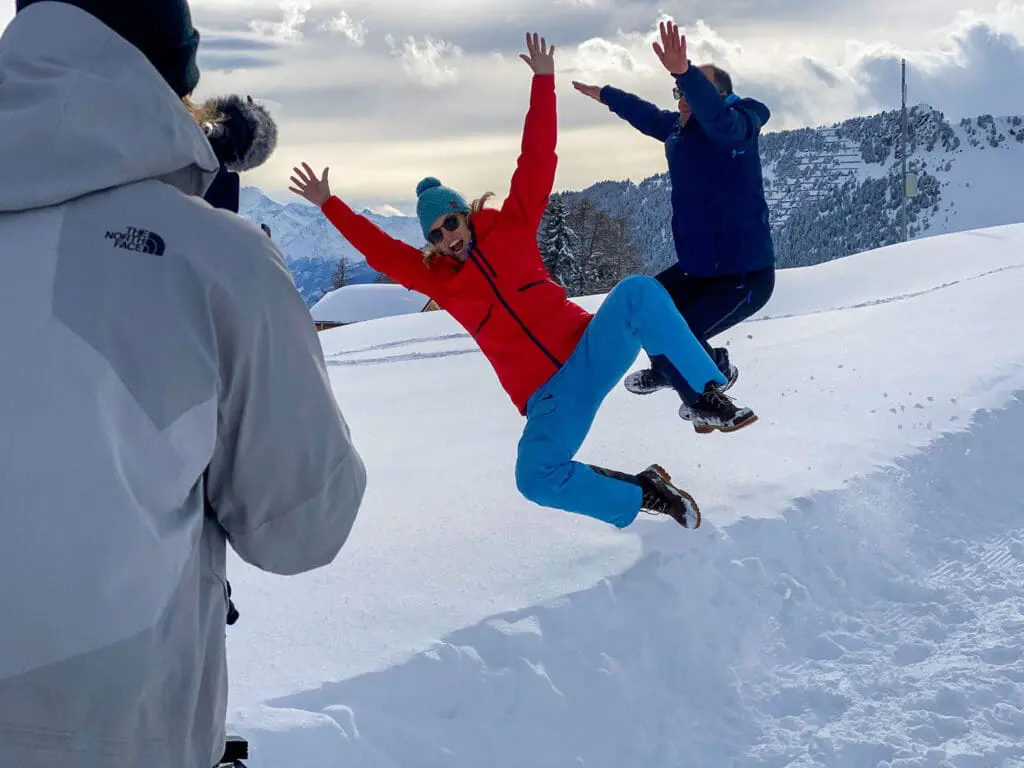 Springen in de verse sneeuw
