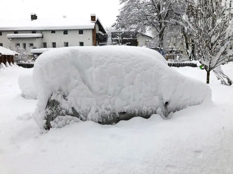Ingesneeuwde auto