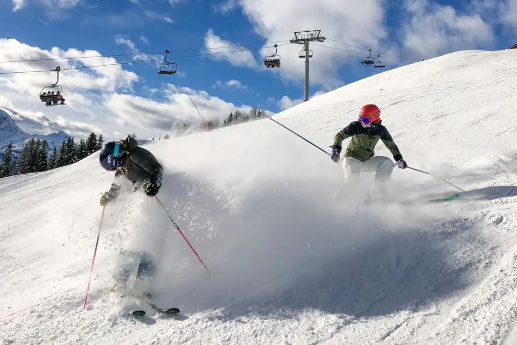 sneeuwdouche van een van je vrienden op wintersport