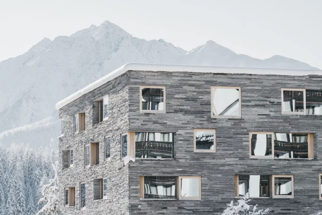 Een van de gebouwen van het rocksresort in Laax