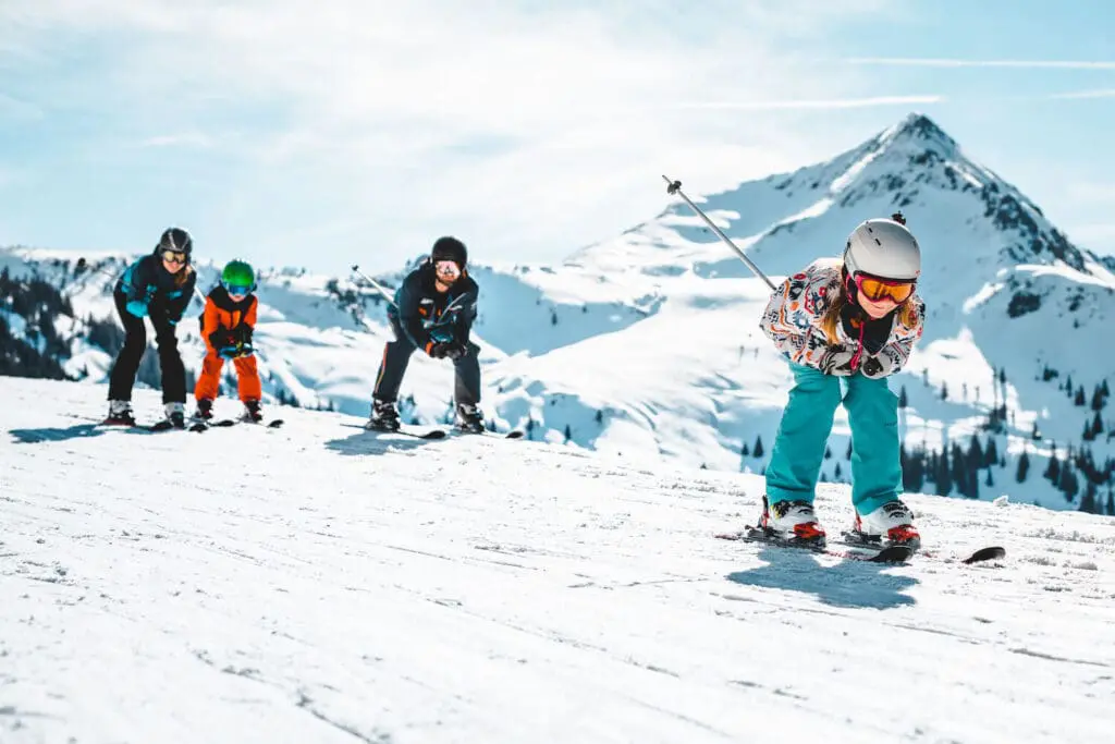 Skilines pisten skiën op wintersport in het Brixental