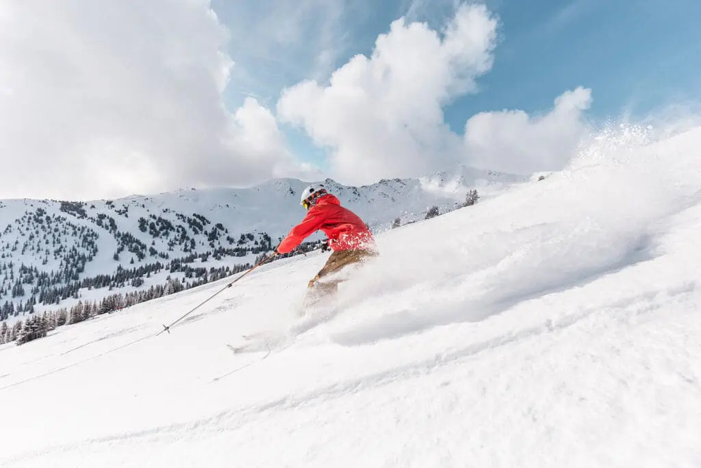 Skien in marmot basin