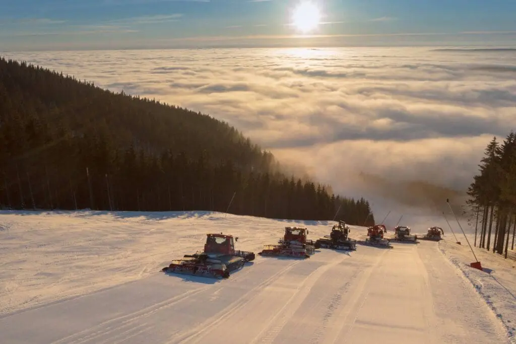 Pistebully's boven de wolken in Klinovec