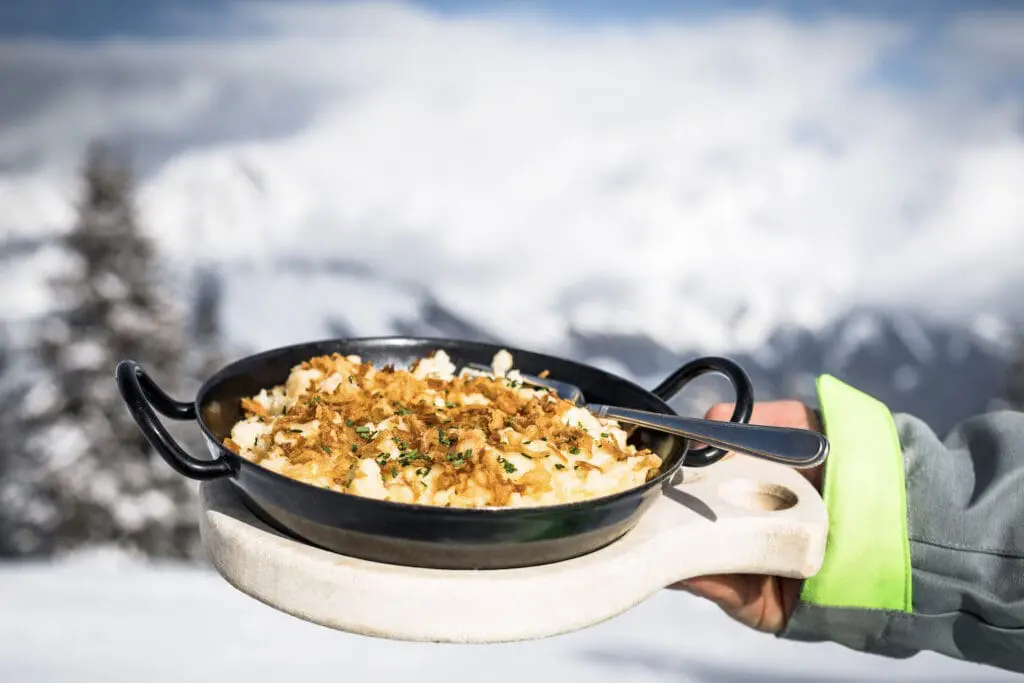 Käsespätzle eten op wintersport in SkiWelt