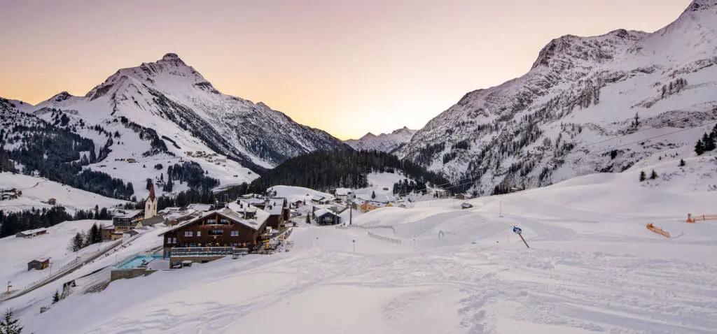 Zicht op PURE Resort Warth vanaf de bergen