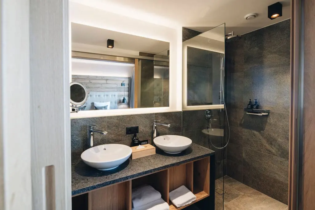 Badkamers in PURE Resort Warth Oostenrijk
