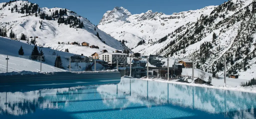 De infinity pool van PURE Resort Warth in Oostenrijk