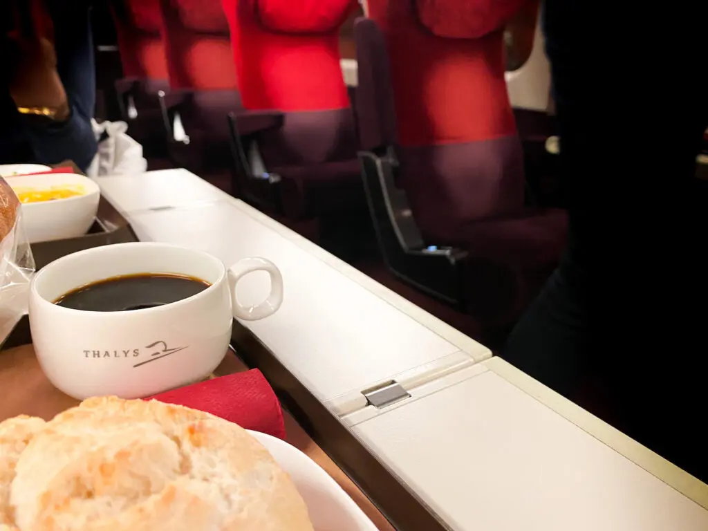 Ontbijt tijdens de treinreis met Thalys naar Frankrijk